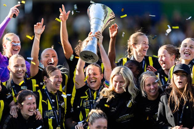 260501 Anna Anvegard of Häcken celebrates with teammates and the trophy after the UEFA Women s Europa Cup final between Häcken and Hammarby on May 1, 2026 in Göteborg. Photo: Michael Erichsen BILDBYRAN COP 89 DS0574 fotboll football soccer fotball europa cup häcken hammarby uefa womens europa cup dam bbeng celebration jubel Copyright: MICHAELxERICHSEN BB260501MI069