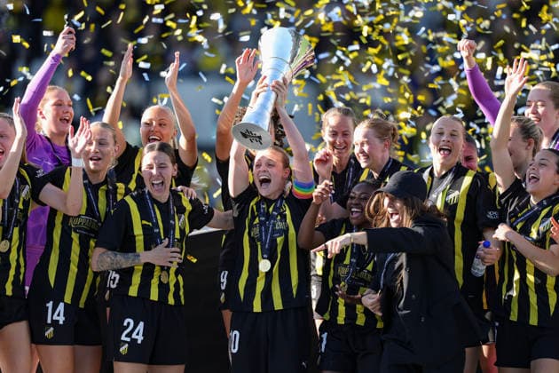 GÖTEBORG, SVERIGE 20260501 Häcken firar segern och lagkapten Anna Anvegard lyfter Europa Cup-pokalen efter fredagens avgörande final i Europa Cup mellan BK Häcken och Hammarby pa Nordic Wellness arena. GÖTEBORG SVERIGE x9200x