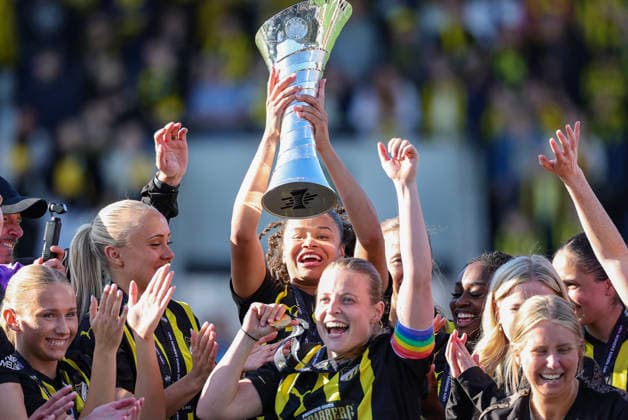 GÖTEBORG, SVERIGE 20260501 Häcken firar segern och tremalsskytten Felicia Schröder lyfter Europa Cup-pokalen efter fredagens avgörande final i Europa Cup mellan BK Häcken och Hammarby pa Nordic Wellness arena. GÖTEBORG SVERIGE x9200x