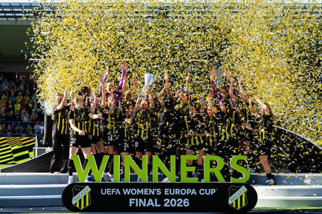 260501 Anna Anvegard of Häcken raises the trophy as she celebrates with teammates after the UEFA Women s Europa Cup final between Häcken and Hammarby on May 1, 2026 in Göteborg. Photo: Michael Erichsen BILDBYRAN COP 89 DS0574 fotboll football soccer fotball europa cup häcken hammarby uefa womens europa cup dam bbeng celebration jubel Copyright: MICHAELxERICHSEN BB260501MI071