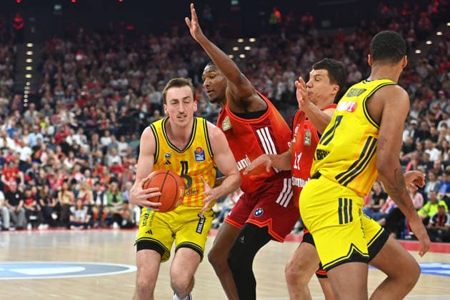 Moses WOOD (Berlin), Aktion,Zweikampf gegen David McCORMACK (FCB), Basketball BBL,Saison 2025 2026 FC Bayern Muenchen-Alba Berlin am 01.05.2026, S A P G A R D EN