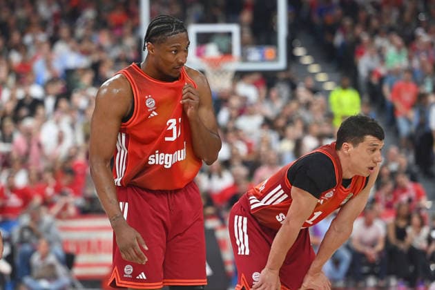 v.li:Rokas JOKUBAITIS (FCB), VLADIMIR LUCIC (FCB), enttaeuscht,frustriert,niedergeschlagen, Basketball BBL,Saison 2025 2026 FC Bayern Muenchen-Alba Berlin am 01.05.2026, S A P G A R D EN
