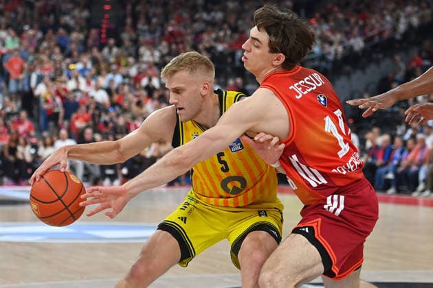 Jack KAYIL (Berlin), Aktion,Zweikampf gegen Justinian JESSUP (FCB). Basketball BBL,Saison 2025 2026 FC Bayern Muenchen-Alba Berlin am 01.05.2026, S A P G A R D EN