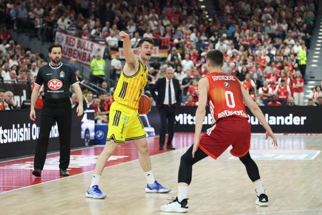 Jonas Mattisseck (Alba Berlin, 09) mit Ball gestikuliert, mit Nenad Dimitrijevic (FC Bayern Basketball, 00), GER, FC Bayern Basketball vs. Alba Berlin, Basketball, easycredit Basketball Bundesliga, 27. Spieltag, Saison 2025 2026, 01.05.2026, GER, FC Bayern Basketball vs. Alba Berlin, Basketball, easycredit Basketball Bundesliga, 27. Spieltag, Saison 2025 2026, 01.05.2026 Muenchen *** Jonas Mattisseck Alba Berlin, 09 gesturing with ball, with Nenad Dimitrijevic FC Bayern Basketball, 00 , GER, FC Bayern Basketball vs Alba Berlin, Basketball, easycredit Basketball Bundesliga, 27 Matchday, Season 2025 2026, 01 05 2026, GER, FC Bayern Basketball vs Alba Berlin, Basketball, easycredit Basketball Bundesliga, 27 Matchday, Season 2025 2026, 01 05 2026 Munich Copyright: xEibner-Pressefoto JennixMaulx EP_JML