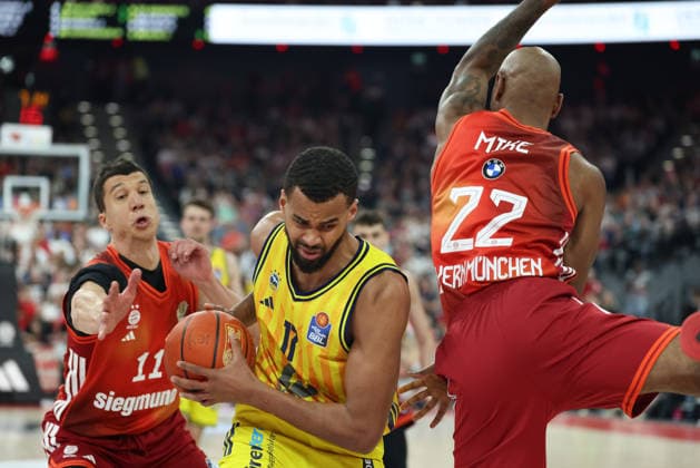 Zweikampf, Norris Agbakoko (Alba Berlin, 17) mit Ball mit Vladimir Lucic (FC Bayern Basketball, 11) und Isiaha Mike (FC Bayern Basketball, 22), GER, FC Bayern Basketball vs. Alba Berlin, Basketball, easycredit Basketball Bundesliga, 27. Spieltag, Saison 2025 2026, 01.05.2026, GER, FC Bayern Basketball vs. Alba Berlin, Basketball, easycredit Basketball Bundesliga, 27. Spieltag, Saison 2025 2026, 01.05.2026 Muenchen Copyright: xEibner-Pressefoto JennixMaulx EP_JML