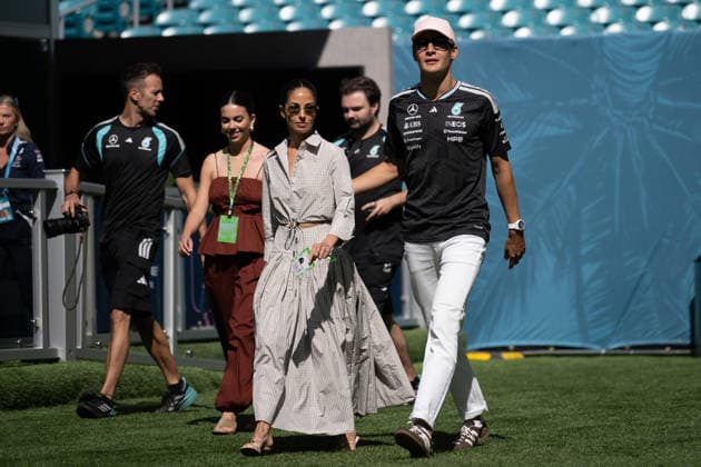 01.05.2026, xrarjax, Motorsport FIA Formel 1, Grand Prix von Miami 2026 v.l. Carmen Montero Mundt George Russell (Mercedes AMG Petronas) Startnummer 63 (FIA REGULATIONS PROHIBIT ANY USE OF PHOTOGRAPHS as IMAGE SEQUENCES and or QUASI-VIDEO) Miami