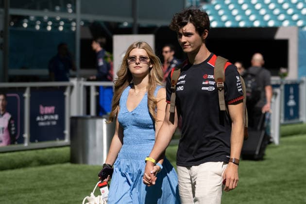 01.05.2026, xrarjax, Motorsport FIA Formel 1, Grand Prix von Miami 2026 v.l. Alicia Torriani Oliver Bearman (TGR Haas F1 Team) Startnummer 87 (FIA REGULATIONS PROHIBIT ANY USE OF PHOTOGRAPHS as IMAGE SEQUENCES and or QUASI-VIDEO) Miami