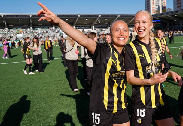 GÖTEBORG, SVERIGE 20260501 Häckens Alva Selerud och Lisa Löwing firar efter fredagens avgörande final i Europa Cup mellan BK Häcken och Hammarby pa Nordic Wellness arena. GÖTEBORG SVERIGE x9200x