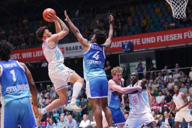 Frankfurt Skyliners - Telekom Baskets Bonn, easyCredit BBL Alijah Comithier (Bonn, 2) gegen Nahiem Alleyne (Skyliners, 4). Spiel der easyCredit BBL zwischen den Frankfurt Skyliners und den Telekom Baskets Bonn am 1. Mai 2026 in der Süwag Energie ARENA in Frankfurt am Main., Frankfurt am Main Hessen Deutschland Süwag Energie ARENA
