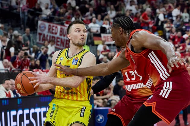 Deutsche Basketball Bundesliga (BBL), FC Bayern München Basketball vs ALBA Berlin, München FC Bayern Basketball, Berlin ALBA, 2026-05-01 in München (SAP Garden) HERMANNSSON Martin (ALBA Berlin Point Guard (PG) Nr15-BER15), MCCORMACK David (FC Bayern München Basketball Center (C) Nr33-FCBB33) sportworld München SAP Garden Bayern Deutschland