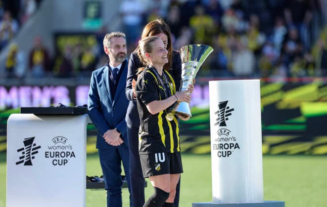 GÖTEBORG, SVERIGE 20260501 Häckens lagkapten Anna Anvegard tar emot Europa Cup-pokalen efter fredagens avgörande final i Europa Cup mellan BK Häcken och Hammarby pa Nordic Wellness arena. GÖTEBORG SVERIGE x9200x