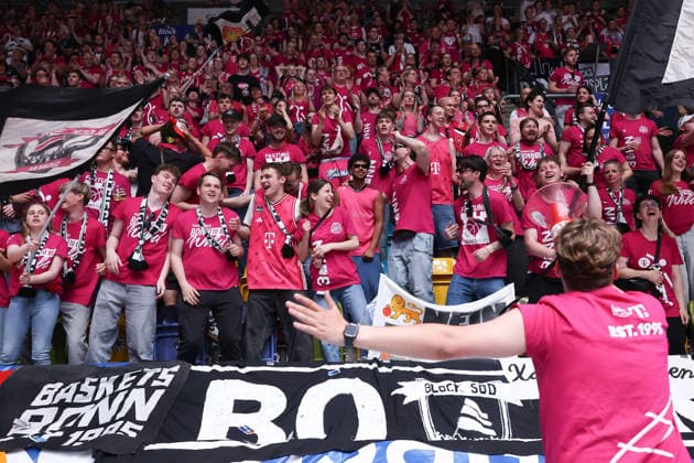 Frankfurt Skyliners - Telekom Baskets Bonn, easyCredit BBL Jubelnde Bonner Fans machen das Spiel bei den Skyliners zu einem Heimspiel. Spiel der easyCredit BBL zwischen den Frankfurt Skyliners und den Telekom Baskets Bonn am 1. Mai 2026 in der Süwag Energie ARENA in Frankfurt am Main., Frankfurt am Main Hessen Deutschland Süwag Energie ARENA