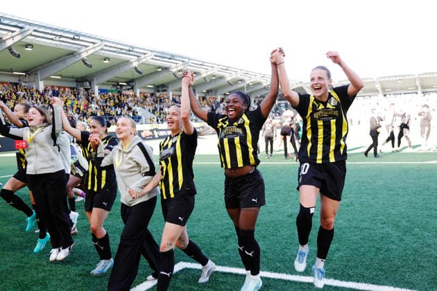GÖTEBORG, SVERIGE 20260501 Häckens Monica Jusu Bah och Anna Anvegard jublar efter segern under fredagens avgörande final i Europa Cup mellan BK Häcken och Hammarby pa Nordic Wellness arena. GÖTEBORG SVERIGE x9200x