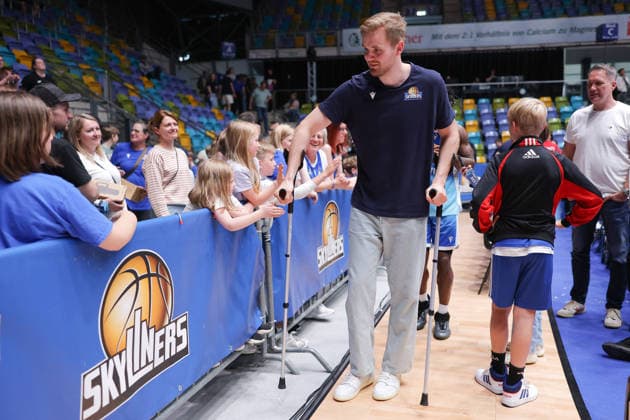 Frankfurt Skyliners - Telekom Baskets Bonn, easyCredit BBL Der verletzte Till Pape (Skyliners, 19) auf der Ehrenrunde beim Abklatschen mit den Fans. Spiel der easyCredit BBL zwischen den Frankfurt Skyliners und den Telekom Baskets Bonn am 1. Mai 2026 in der Süwag Energie ARENA in Frankfurt am Main., Frankfurt am Main Hessen Deutschland Süwag Energie ARENA