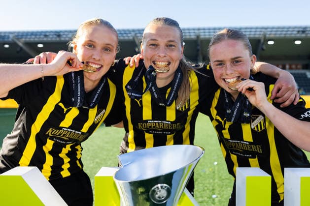 260501 Johanna Fossdalsa, Stine Sandbech and Pernille Sanvig of Häcken celebrate with medals and the trophy after the UEFA Women s Europa Cup final between Häcken and Hammarby on May 1, 2026 in Göteborg. Photo: Michael Erichsen BILDBYRAN COP 89 DS0574 fotboll football soccer fotball europa cup häcken hammarby uefa womens europa cup dam bbeng celebration jubel Copyright: MICHAELxERICHSEN BB260501MI080