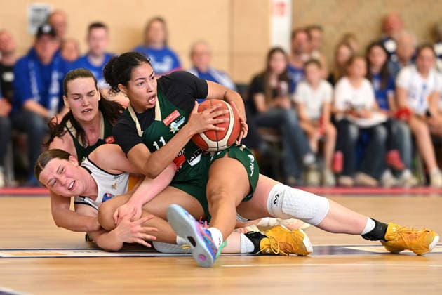 Sport Bilder des Tages Basketball Toyota 1. Damen Bundesliga Finale um die Deutsche Meisterschaft 4. Spiel BC Pharmaserv Marburg - Rutronik Stars Keltern am 01.05.2026 in der Sporthalle am Georg-Gaßmann Stadion in Marburg Kilyn McGuff ( Keltern ) gegen Allyson Fertig ( Marburg ) und Maud Huijbens ( Keltern ) DFL regulations prohibit any use of photographs as image sequences and or quasi-video. *** Basketball Toyota 1 Womens Bundesliga Final for the German Championship 4 Match BC Pharmaserv Marburg Rutronik Stars Keltern on 01 05 2026 in the sports hall at the Georg Gaßmann Stadium in Marburg Kilyn McGuff Keltern against Allyson Fertig Marburg and Maud Huijbens Keltern DFL regulations prohibit any use of photographs as image sequences and or quasi video xJKx