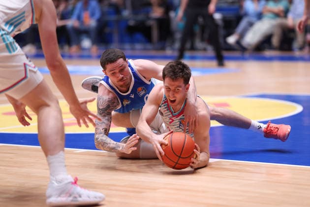 Frankfurt Skyliners - Telekom Baskets Bonn, easyCredit BBL Grayson Murphy (Bonn, 7) rettet den Ball vor Logan Johnson (Skyliners, 0). Spiel der easyCredit BBL zwischen den Frankfurt Skyliners und den Telekom Baskets Bonn am 1. Mai 2026 in der Süwag Energie ARENA in Frankfurt am Main., Frankfurt am Main Hessen Deutschland Süwag Energie ARENA