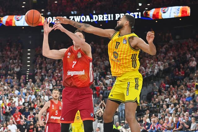 Johannes VOIGTMANN (FCB), Aktion,Zweikampf gegen Norris AGBAKOKO (Berlin). Basketball BBL,Saison 2025 2026 FC Bayern Muenchen-Alba Berlin am 01.05.2026, S A P G A R D EN