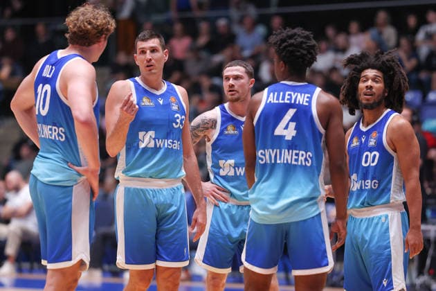 Frankfurt Skyliners - Telekom Baskets Bonn, easyCredit BBL Von links: Jacob Holt (Skyliners, 10), Ryan Hawkins (Skyliners, 33), Logan Johnson (Skyliners, 0), Nahiem Alleyne (Skyliners, 4) und Tyger Campbell (Skyliners, 00). Spiel der easyCredit BBL zwischen den Frankfurt Skyliners und den Telekom Baskets Bonn am 1. Mai 2026 in der Süwag Energie ARENA in Frankfurt am Main., Frankfurt am Main Hessen Deutschland Süwag Energie ARENA