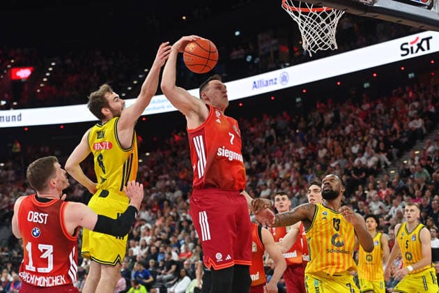 Johannes VOIGTMANN (FCB) Malte DELOW (Berlin). Aktion,Zweikampf Basketball BBL,Saison 2025 2026 FC Bayern Muenchen-Alba Berlin am 01.05.2026, S A P G A R D EN