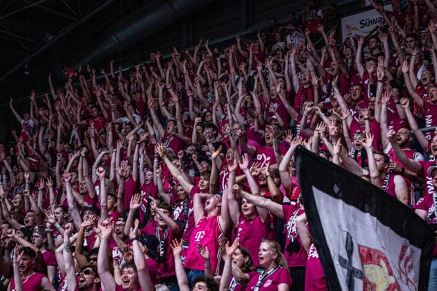 easyCredit Basketball Bundesliga, Frankfurt Skyliners vs.Telekom Baskets Bonn, 01.05.2026 Bonner Fans feiern -- easyCredit Basketball Bundesliga, Frankfurt Skyliners vs.Telekom Baskets Bonn, 01.05.2026, SÜWAG ENERGIE Arena Frankfurt Copyright: xBEAUTIFULxSPORTS Derixx