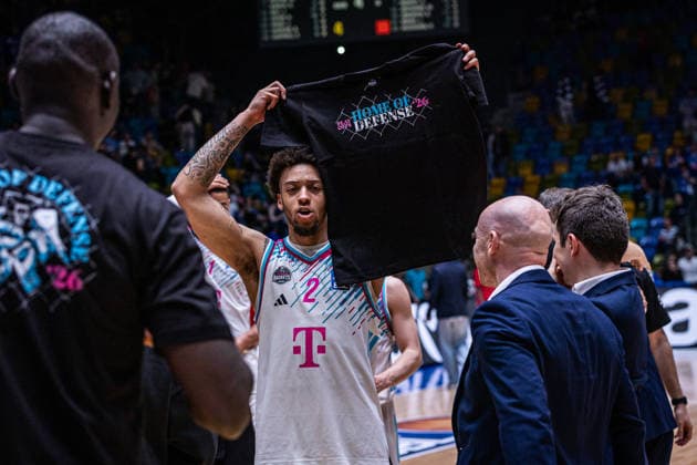 easyCredit Basketball Bundesliga, Frankfurt Skyliners vs.Telekom Baskets Bonn, 01.05.2026 Alijah Comithier (Telekom Baskets Bonn 2) mit dem Playoff-Shirt der Bonner -- easyCredit Basketball Bundesliga, Frankfurt Skyliners vs.Telekom Baskets Bonn, 01.05.2026, SÜWAG ENERGIE Arena Frankfurt Copyright: xBEAUTIFULxSPORTS Derixx