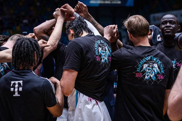 easyCredit Basketball Bundesliga, Frankfurt Skyliners vs.Telekom Baskets Bonn, 01.05.2026 Bonner Playoff-Huddle -- easyCredit Basketball Bundesliga, Frankfurt Skyliners vs.Telekom Baskets Bonn, 01.05.2026, SÜWAG ENERGIE Arena Frankfurt Copyright: xBEAUTIFULxSPORTS Derixx