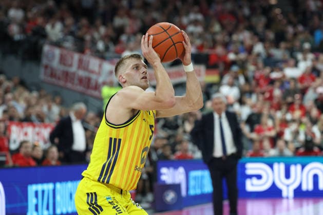 Martin Hermannsson (Alba Berlin, 15) mit Ball, GER, FC Bayern Basketball vs. Alba Berlin, Basketball, easycredit Basketball Bundesliga, 27. Spieltag, Saison 2025 2026, 01.05.2026, GER, FC Bayern Basketball vs. Alba Berlin, Basketball, easycredit Basketball Bundesliga, 27. Spieltag, Saison 2025 2026, 01.05.2026 Muenchen Copyright: xEibner-Pressefoto JennixMaulx EP_JML