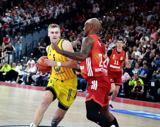 von links Sam GRIESEL (Berlin), Isiaha MIKE (M?nchen), Basketball,easy Credit Bundesliga, FC Bayern München vs Alba Berlin, , 01.05.26, SAP Garden, Muenchen, Copyright: WolfgangxFehrmann