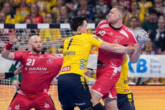 v.li.: Arnar Freyr Arnarsson (MTM, 21), Robert Timmermeister (RNL, 7), Dainis Kristopans (MTM, 10), Zweikampf, Spielszene, Duell, duel, tackle, tackling, Dynamik, Action, Aktion, 01.05.2026, Mannheim (Deutschland), Handball, Bundesliga, Rhein-Neckar Löwen - MT Melsungen