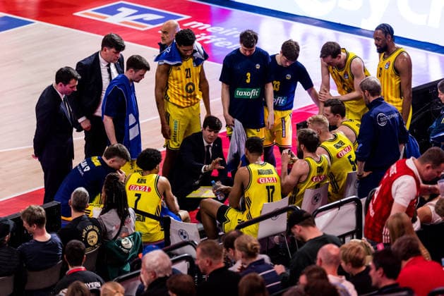 MUNICH, GERMANY - MAY 01: Pedro Calles (Head Coach Alba Berlin) during a timeout surrounded by his team during the easyCredit Basketball Bundesliga match between FC Bayern Muenchen vs. Alba Berlin at SAP Garden on matchday 27 of the easyCredit Basketball Bundesliga on May 01, 2026 in Munich, Germany. Bavaria Germany Copyright: xSteffiexWunderlx
