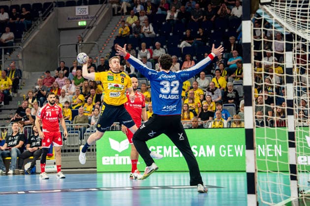 01.05.2026, xdaymx, Handball Daikin HBL, Rhein Neckar Loewen - MT Melsungen v.l. Tim Nothdurft (Rhein-Neckar Löwen) mit dem Abschluss, Kristof Palasics (MT Melsungen) versucht vergeblich den Ball zu halten (DFL DFB REGULATIONS PROHIBIT ANY USE OF PHOTOGRAPHS as IMAGE SEQUENCES and or QUASI-VIDEO) Mannheim