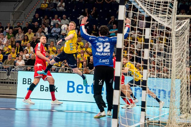 01.05.2026, xdaymx, Handball Daikin HBL, Rhein Neckar Loewen - MT Melsungen Haukur Thrastarson (Rhein-Neckar Löwen) mit einem erfolgreichen Abschluss, der Kristof Palasics (MT Melsungen) keine Chance lässt (DFL DFB REGULATIONS PROHIBIT ANY USE OF PHOTOGRAPHS as IMAGE SEQUENCES and or QUASI-VIDEO) Mannheim