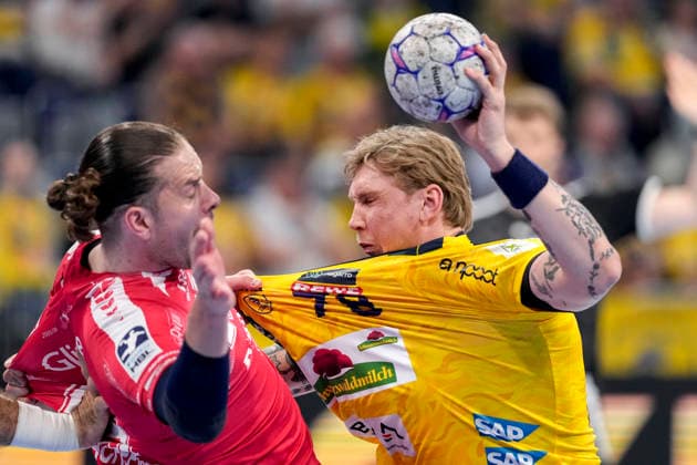 v.li.: Olle Forsell Schefvert (MTM, 25), Edwin Aspenbäck (RNL, 78), Zweikampf, Spielszene, Duell, duel, tackle, tackling, Dynamik, Action, Aktion, 01.05.2026, Mannheim (Deutschland), Handball, Bundesliga, Rhein-Neckar Löwen - MT Melsungen
