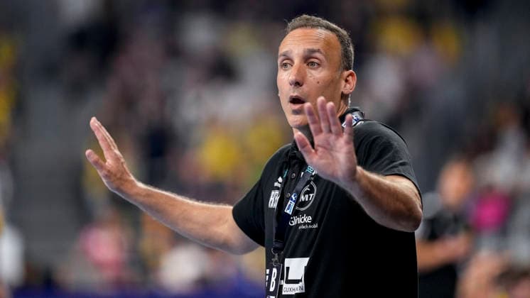 Roberto Garcia Parrondo (Trainer, Cheftrainer, MTM), gibt Anweisungen, gestikuliert, mit den Armen gestikulieren, Einzelbild, Einzelfoto, Aktion, Action, 01.05.2026, Mannheim (Deutschland), Handball, Bundesliga, Rhein-Neckar Löwen - MT Melsungen