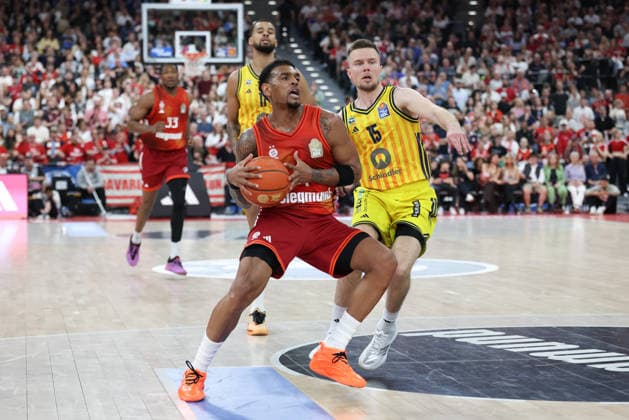 Xavier Rathan-Mayes (FC Bayern Basketball, 04) mit Martin Hermannsson (Alba Berlin, 15), GER, FC Bayern Basketball vs. Alba Berlin, Basketball, easycredit Basketball Bundesliga, 27. Spieltag, Saison 2025 2026, 01.05.2026, GER, FC Bayern Basketball vs. Alba Berlin, Basketball, easycredit Basketball Bundesliga, 27. Spieltag, Saison 2025 2026, 01.05.2026 Muenchen Copyright: xEibner-Pressefoto JennixMaulx EP_JML