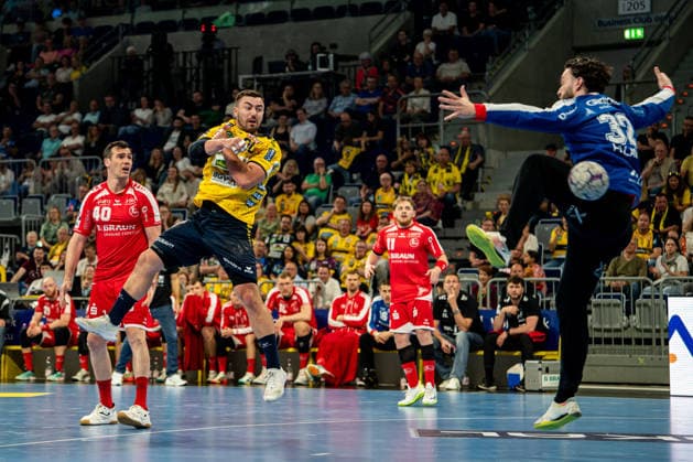 Sport Bilder des Tages 01.05.2026, xdaymx, Handball Daikin HBL, Rhein Neckar Loewen - MT Melsungen vl. Jannik Kohlbacher (Rhein-Neckar Löwen) mit dem Abschluss, Kristof Palasics (MT Melsungen) im Tor ohne Chance (DFL DFB REGULATIONS PROHIBIT ANY USE OF PHOTOGRAPHS as IMAGE SEQUENCES and or QUASI-VIDEO) Mannheim *** 01 05 2026, xdaymx, Handball Daikin HBL, Rhein Neckar Loewen MT Melsungen vl Jannik Kohlbacher Rhein Neckar Löwen with the finish, Kristof Palasics MT Melsungen in goal without a chance DFL DFB REGULATIONS PROHIBIT ANY USE OF PHOTOGRAPHS as IMAGE SEQUENCES and or QUASI VIDEO Mannheim
