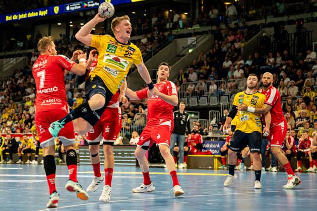 01.05.2026, xdaymx, Handball Daikin HBL, Rhein Neckar Loewen - MT Melsungen Haukur Thrastarson (Rhein-Neckar Löwen) kämpft sich durch vier Gegenspieler von Melsungen durch und erzielt erfolgreich ein Tor (DFL DFB REGULATIONS PROHIBIT ANY USE OF PHOTOGRAPHS as IMAGE SEQUENCES and or QUASI-VIDEO) Mannheim