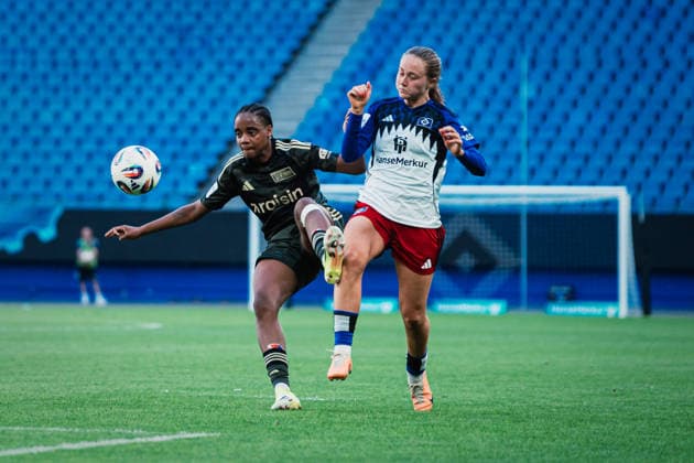 Google Pixel Frauen-Bundesliga: Hamburger SV vs. 1. FC Union Berlin, 01.05.2026 Naika Reissner (1. FC Union Berlin, 42) gegen Camilla Linberg (Hamburger SV, 47) im Zweikampf; Fußball, Google Pixel Frauen-Bundesliga, 24. Spieltag: Hamburger SV vs. 1. FC Union Berlin am 01.05.2026 im Volksparkstadion, Hamburg DFB REGULATIONS PROHIBIT ANY USE OF PHOTOGRAPHS AS IMAGE SEQUENCES AND OR QUASI-VIDEO. Copyright: xBEAUTIFULxSPORTS Tonhäuserx