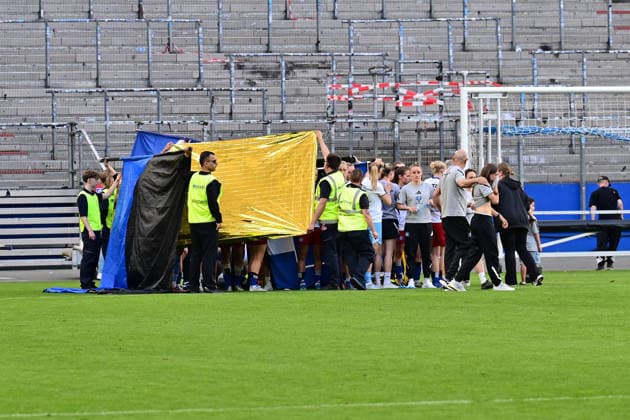 Fußball I Frauen I Saison 2025-2026 I Bundesliga I 24. Spieltag I Hamburger SV - 1. FC Union Berlin I 01.05.2026 Nach dem Spiel ist Magou Doucoure (2, Hamburger SV) zusammengebrochen und wurde noch auf dem Platz medizinisch versorgt. Die Ordner schirmen das Geschehen mit Decken und Fahnen ab. Hamburg Volksparkstadion Hamburg Deutschland Copyright: xLobeca WolfxGebhardtx