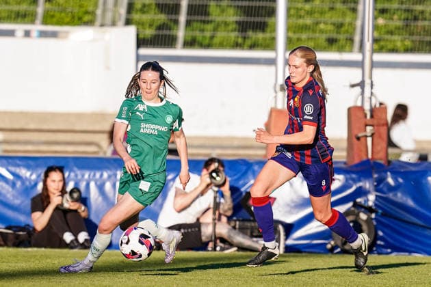 Switzerland: AXA Womens Super League 2025 26, FC Basel 1893 vs FC St.Gallen 1879 - Leichtathletik Stadion Basel, Basel: Chantal Wyser (St. Gallen) and Jacqueline Anne Hand (FC Basel) battle for the ball (duel) Copyright: xDanielaxPorcellix