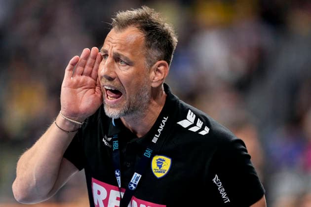 Maik Machulla (Trainer, Cheftrainer, RNL), gibt Anweisungen, gestikuliert, mit den Armen gestikulieren, Einzelbild, Einzelfoto, Aktion, Action, ist wütend, ruft, schreit, schreien, schreiend, 01.05.2026, Mannheim (Deutschland), Handball, Bundesliga, Rhein-Neckar Löwen - MT Melsungen
