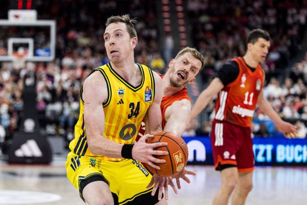 Sport Bilder des Tages MUNICH, GERMANY - MAY 01: Justin Bean (Alba Berlin, 34) and Andreas Andi Obst (FC Bayern Muenchen, 13) battle for the ball during the easyCredit Basketball Bundesliga match between FC Bayern Muenchen vs. Alba Berlin at SAP Garden on matchday 27 of the easyCredit Basketball Bundesliga on May 01, 2026 in Munich, Germany. Bavaria Germany Copyright: xSteffiexWunderlx