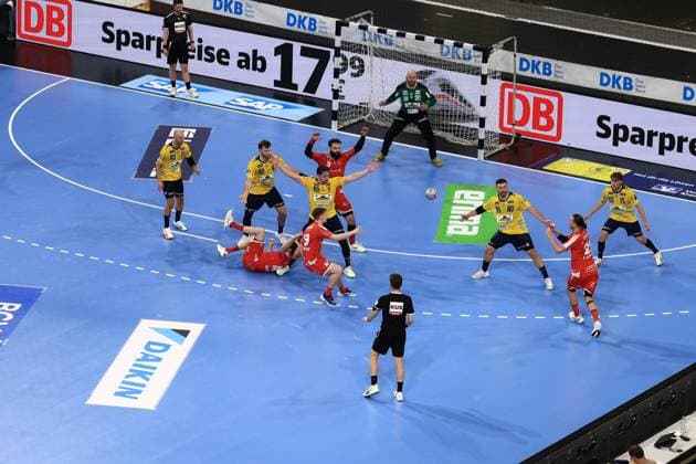 Intensive Spielszene aus der DAIKIN HBL zwischen Rhein Neckar Löwen und MT Melsungen am 01.05.2026 in der SAP Arena Mannheim. Die Löwen in Gelb attackieren die rote Abwehr von Melsungen, während Torwart in Grün die Defensive sichert. Steven Plucnar Jacobsen und David More führen den Angriff an. Steven Plucnar Jacobsen ( 9, RNL) und David More ( 15, RNL) im Angriff gegen MT Melsungen