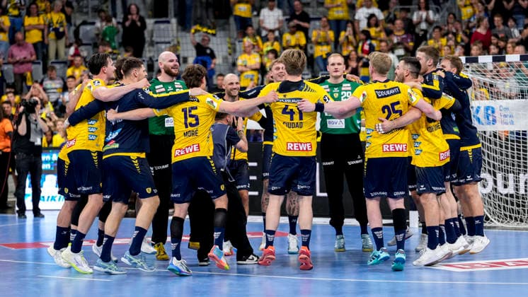 Spieler der Rhein-Neckar-Löwen, Jubel nach dem Schlusspfiff, Freude über den Sieg, Sieger, Gewinner, jubelt, jubeln, fröhlich, positiv, freut sich, freuen, optimistisch, Highlight, Action, Aktion, tanzen im Kreis, Teamkreis, Mannschaftskreis, 01.05.2026, Mannheim (Deutschland), Handball, Bundesliga, Rhein-Neckar Löwen - MT Melsungen