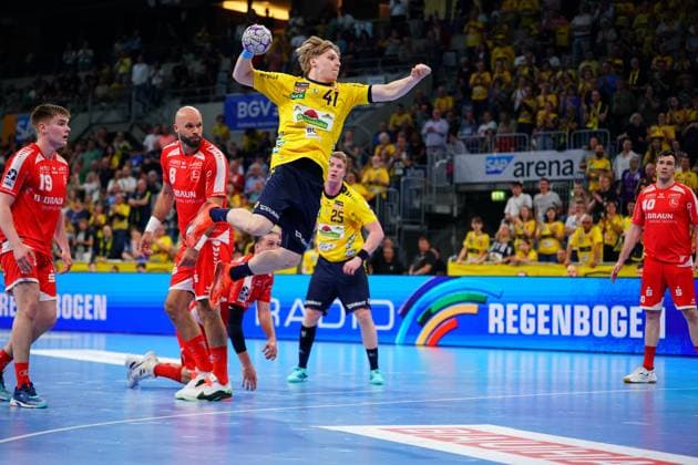 Szene mit Elias Ciudad-Benitez (41; Rhein Neckar Löwen), Adrian Sipos (8; MT Melsungen), Reynir Thor Stefansson (19; MT Melsungen), Olle Forsell Schefvert (25; MT Melsungen) und Isaias Guardiola (998; MT Melsungen) Szene mit Elias Ciudad-Benitez (41; Rhein Neckar Löwen) und Adrian Sipos (8; MT Melsungen)