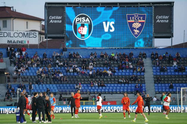 Lecce players warm-up before the Serie A soccer match between Pisa and Lecce at the Cetilar Arena Romeo Anconetani Stadium in Pisa; Center West Italy;friday May 01 2026 ; Soccer  Copyright: xAlessandroxLaxRocca LaPressex