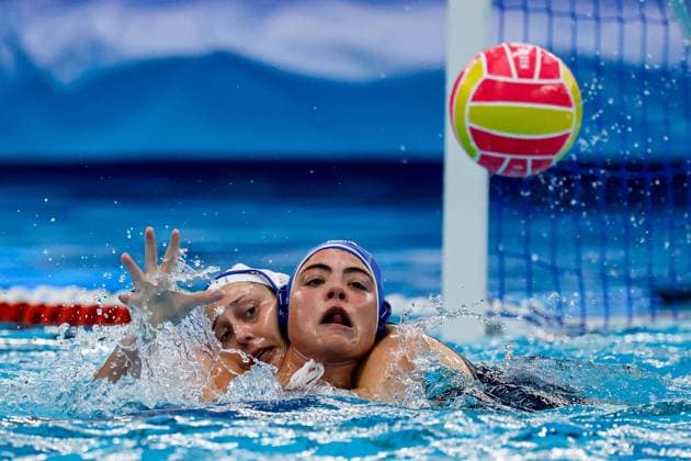 Sport Bilder des Tages Veronica Gant of Italy, Maria Myriokefalitaki of Greece battle for the ball Italy v Greece, , Italy v Greece, Zwemcentrum Rotterdam, May 1, 2026, Rotterdam, Netherlands.