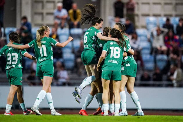 Switzerland: AXA Womens Super League 2025 26, FC Basel 1893 vs FC St.Gallen 1879 - Leichtathletik Stadion Basel, Basel: Sina Cavelti (St. Gallen) celebrates with teammates after scoring her teams first goal Copyright: xDanielaxPorcellix