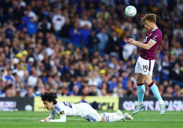 Zian Flemming of Burnley and Ao Tanaka of Leeds United Leeds United v Burnley, Premier League, Football, Elland Road, Leeds , UK - 01 May 2026Leeds Elland Road United Kingdom EDITORIAL USE ONLY No use with unauthorised audio, video, data, fixture lists, club league logos or live services. Online in-match use limited to 120 images, no video emulation. No use in betting, games or single club league player publications. Copyright: xMattxWest Shutterstockx 16854368j